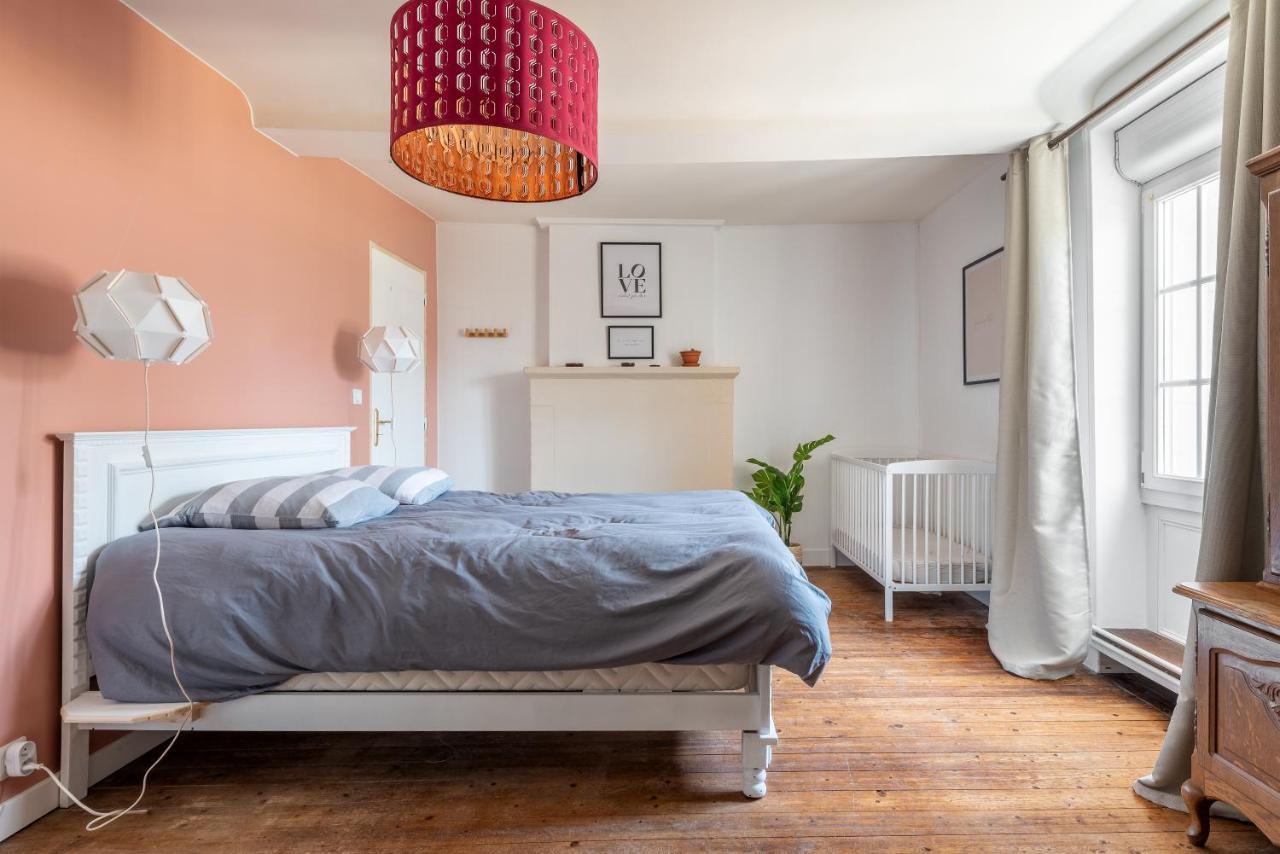 L'escalier rouge - Maison rénovée avec cour Luc-sur-Mer Esterno foto